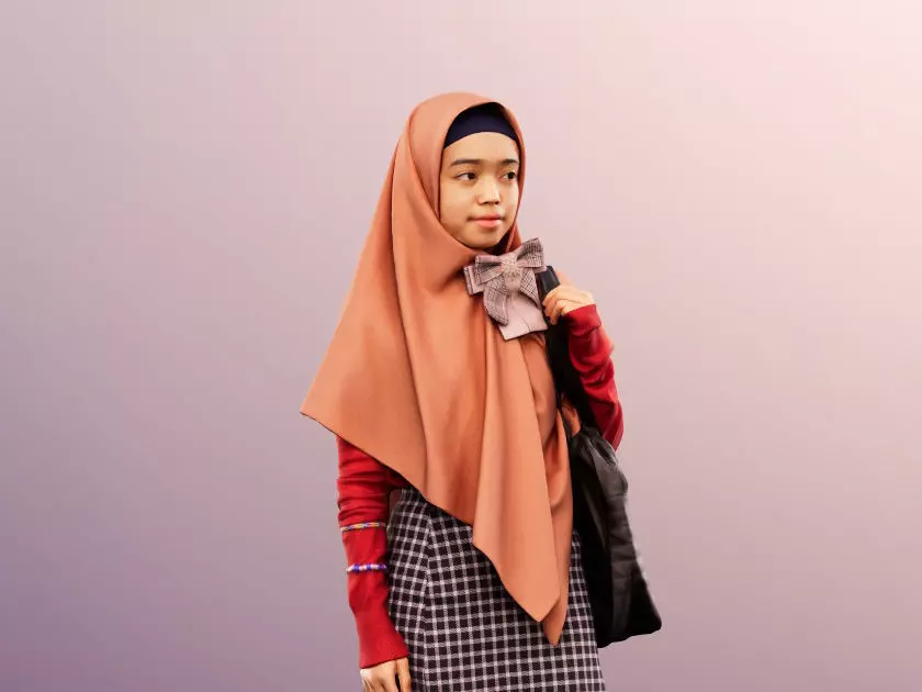 Minea 12731 - Stylish Girl With Headscarf And Bag Low-poly 3D model