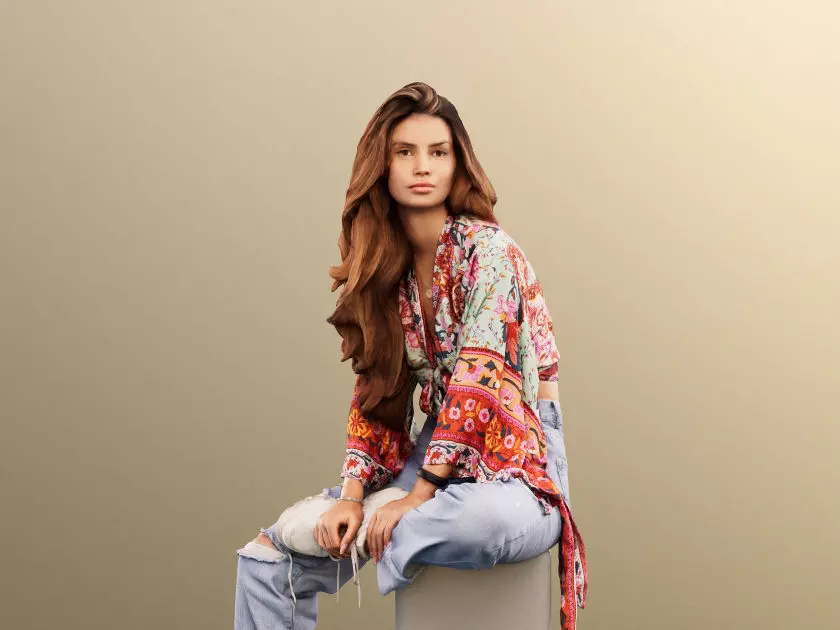 Lara 12719 - Sitting Mediterranean Woman Low-poly 3D model_0