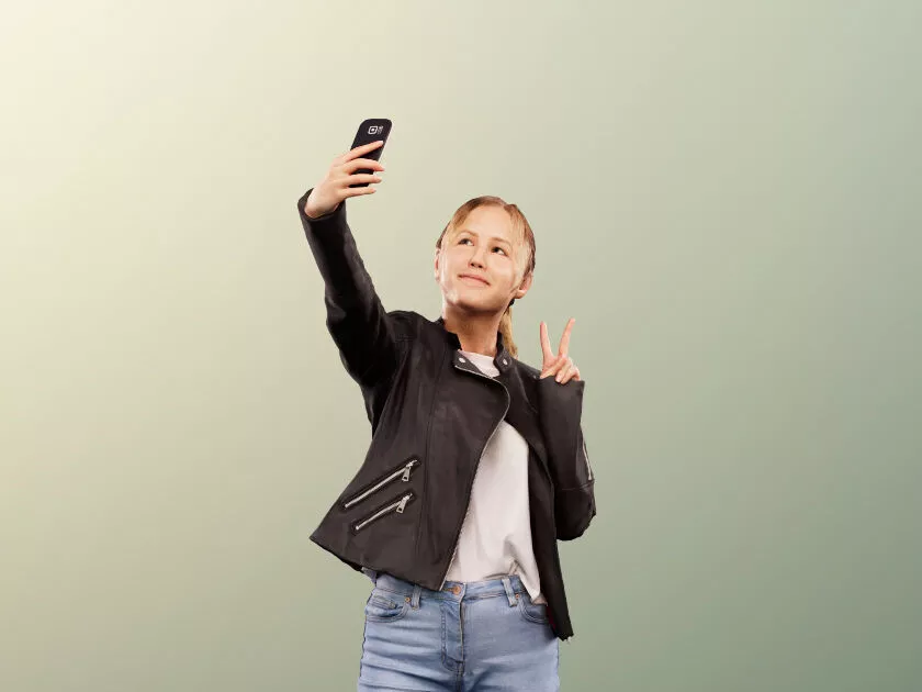 Tamara 12597 - Standing Casual Girl Taking Selfie Low-poly 3D model