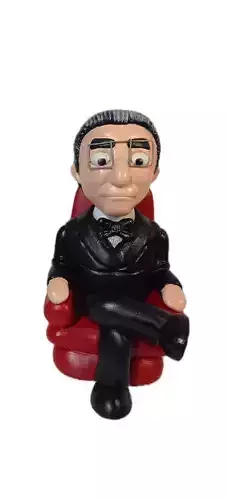 Figura o estatua de Jacques Lacan caricaturesco