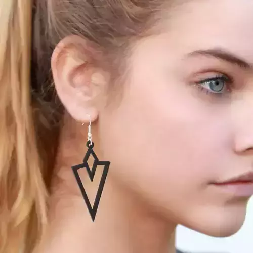 EARING woman wearing earrings with arrow design