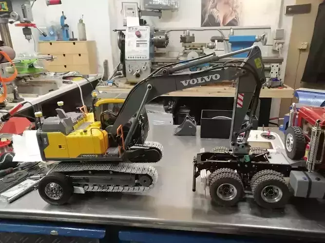 Volvo EC160 driving shoes with mounting plate 3D print model
