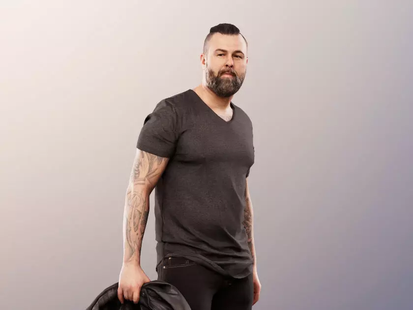 Olaf 13329 - Standing Casual Man Holding Jacked Low-poly 3D model_0