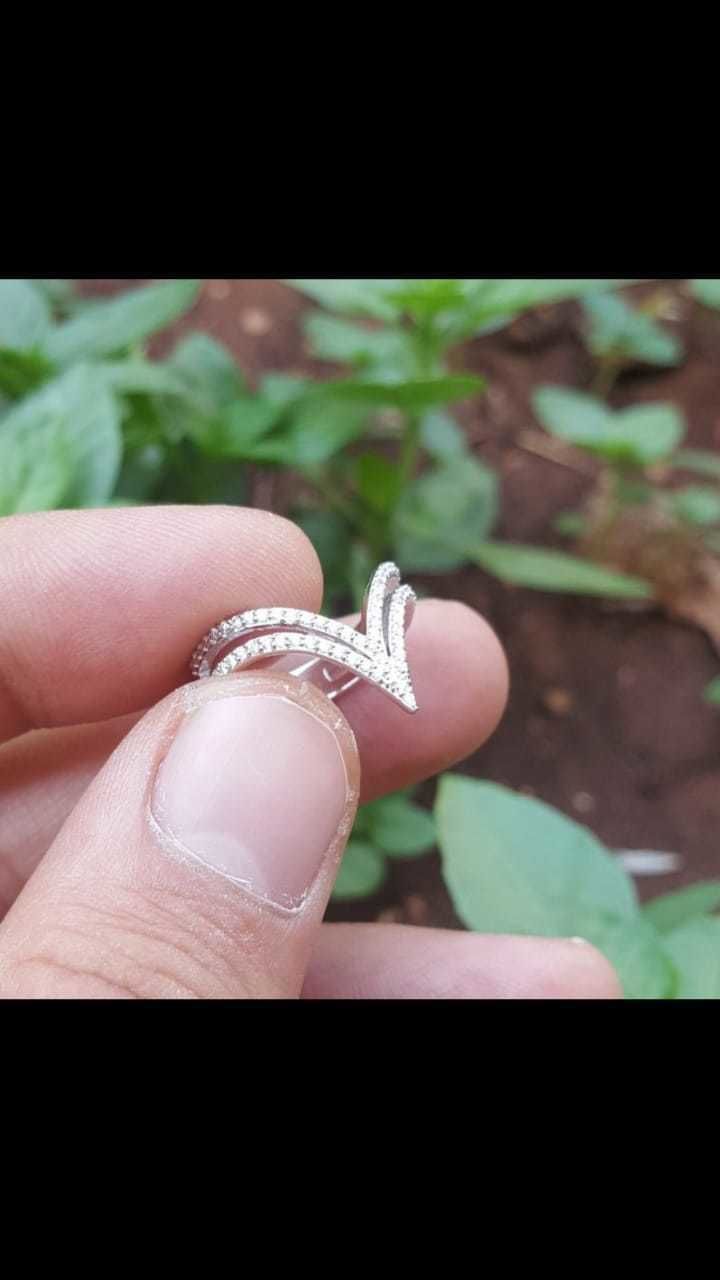 V Ring rose gold with diamonds 3D print model_6