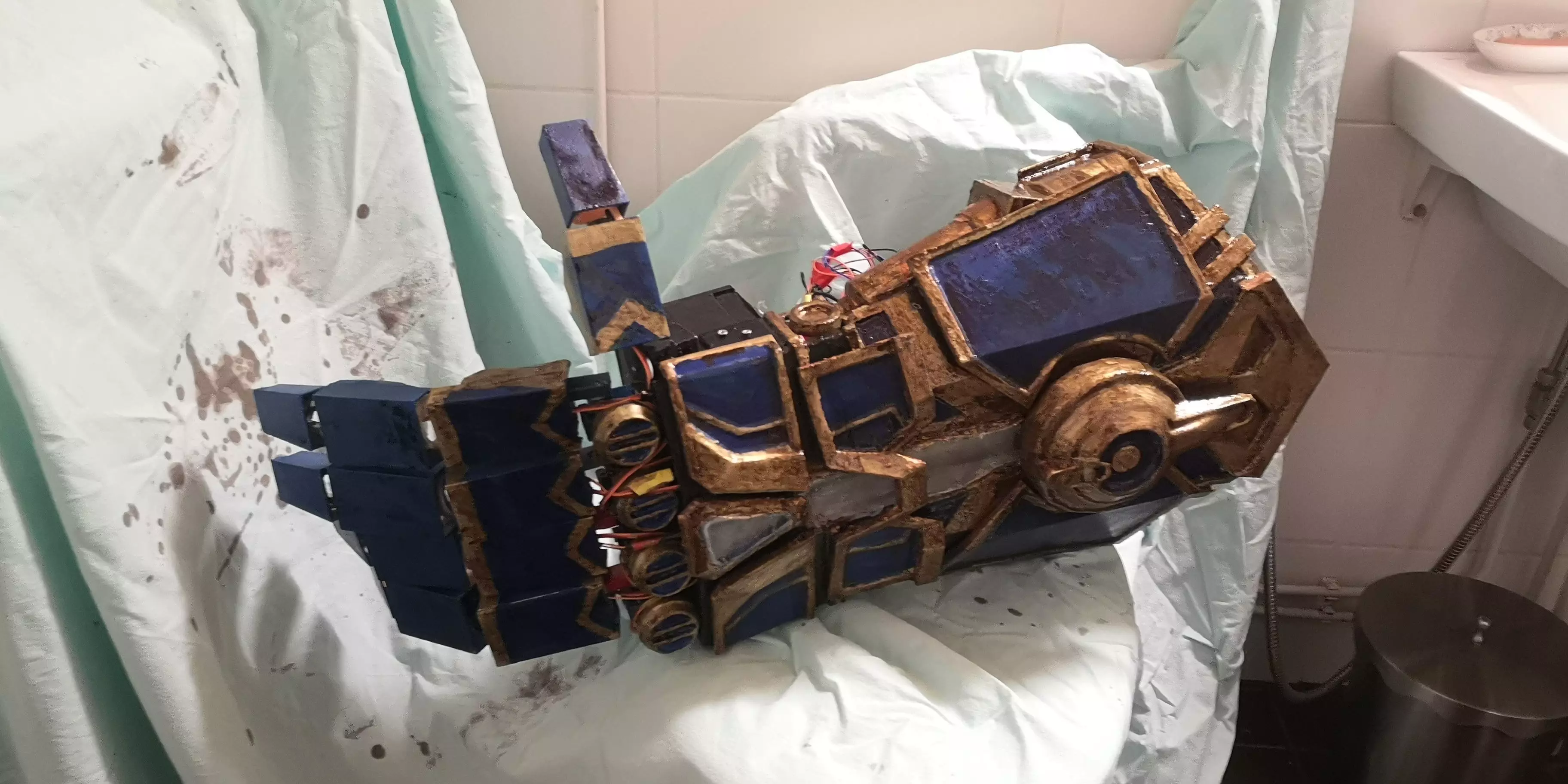 League of Legends Vi Atlas gauntlet prop or cosplay Free 3D print model_0