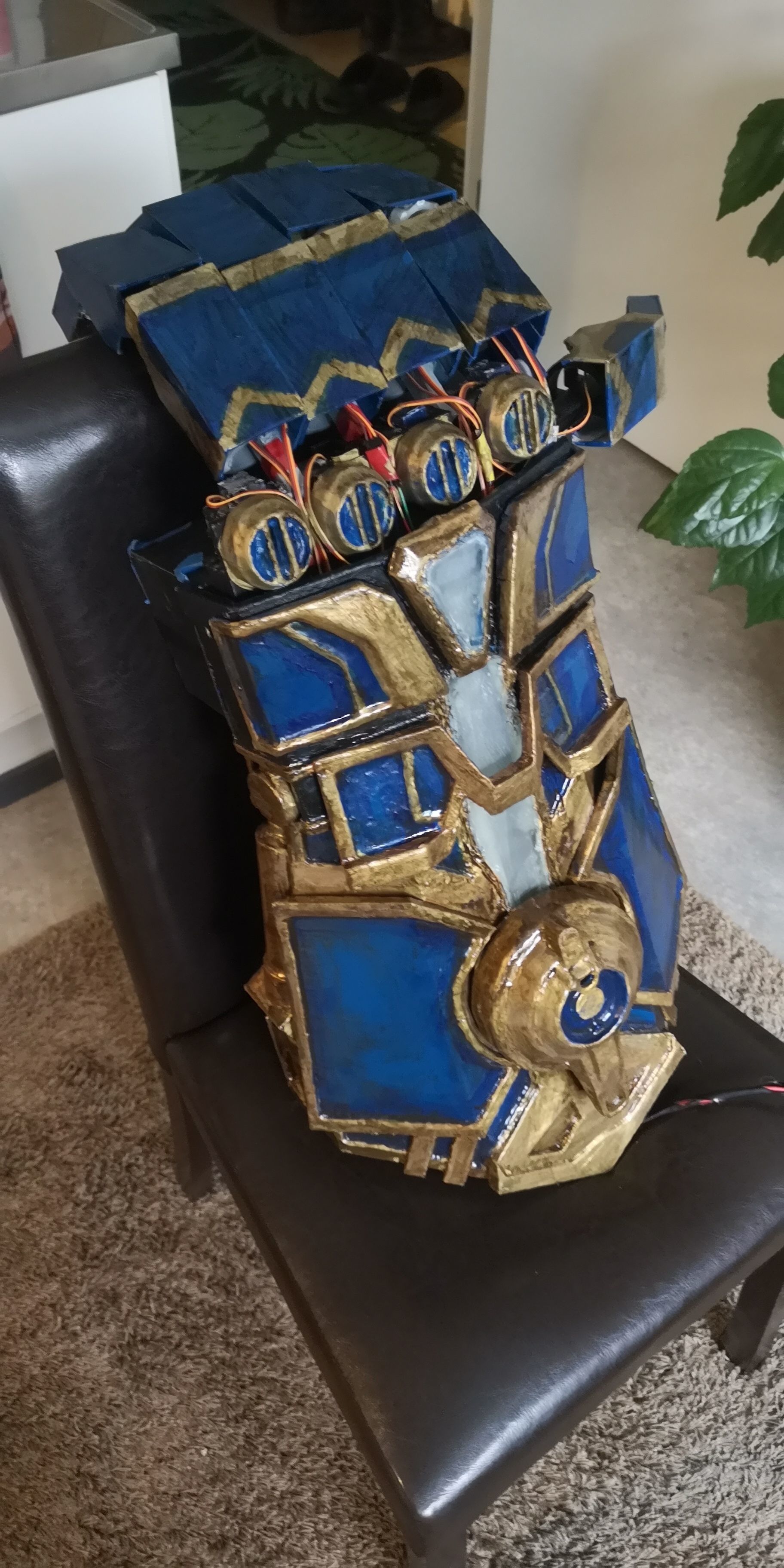 League of Legends Vi Atlas gauntlet prop or cosplay Free 3D print model_12
