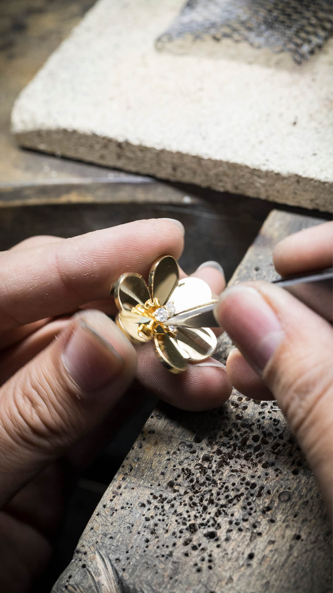 YD236 gold flower ring with diamonds 3D print model_7