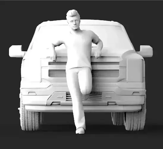 Hombre recostado sobre el frente de la camioneta