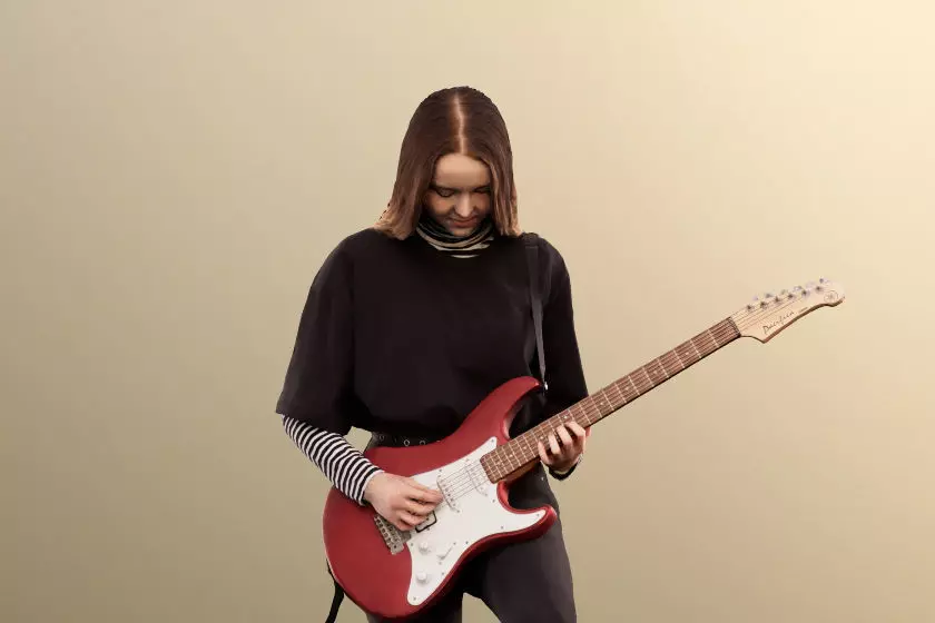 Malina 12093 - Young Woman Playing Guitar Low-poly 3D model