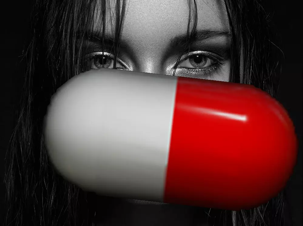 Pill Bottle - For Medical and Pharmacy Scenes Free low-poly 3D model_0