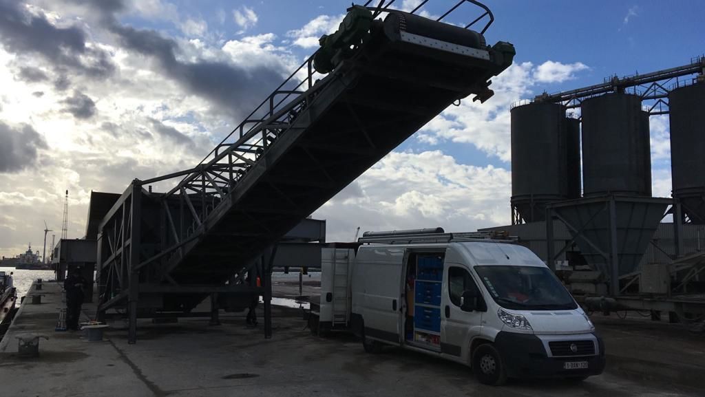 Mobile hopper feeder for port utilities 3D model_9