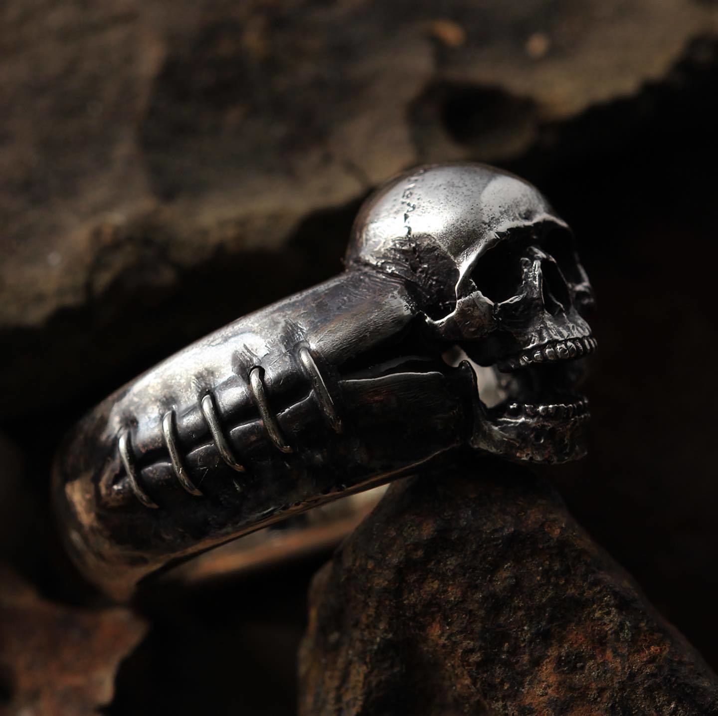 Skull With Stitching Ring 3D print model_1