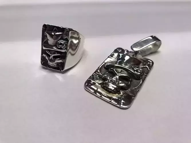 CARD WITH SKULL RING