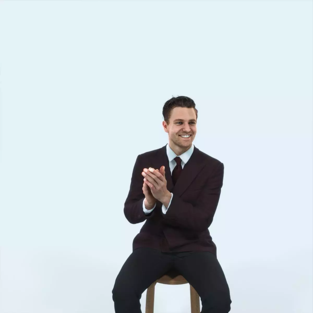 Virtue 13J Clapping Sitting Elegant Man Low-poly 3D model_0