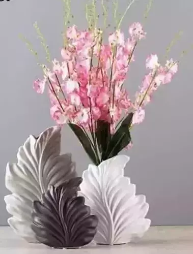 Leaf pattern vase 1