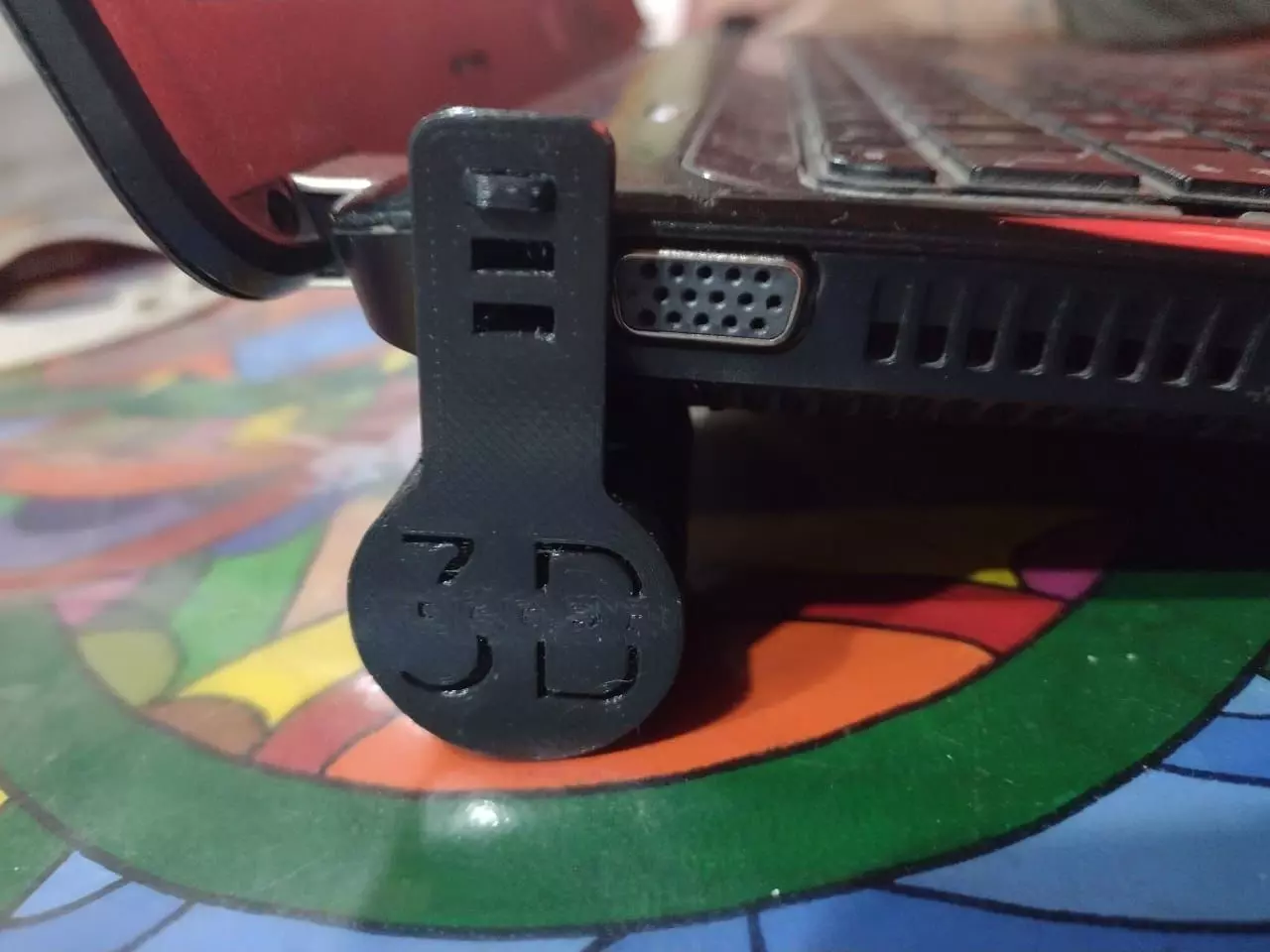 Soporte notebook porta pendrive 3D print model