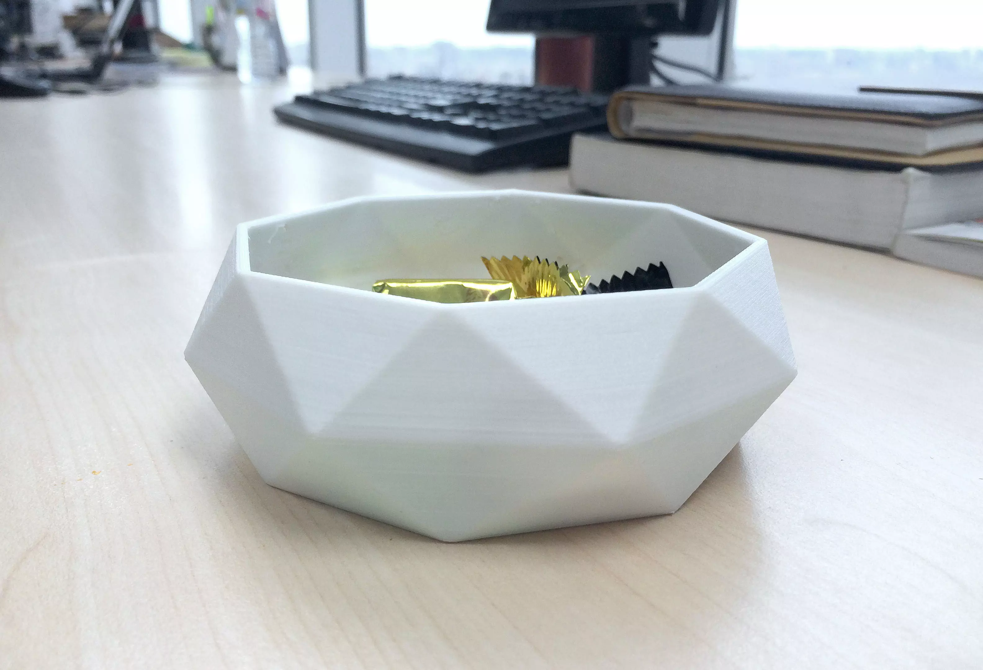 Low Poly Bowl hexagonal filled with cosmetics Free 3D print model