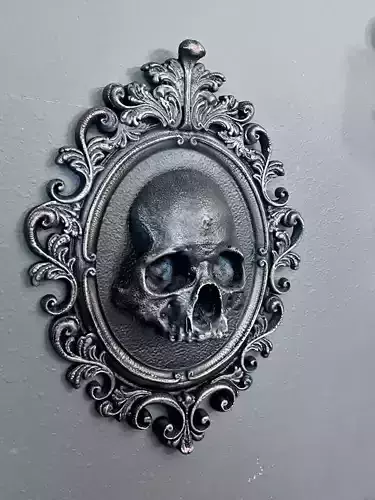 Baroque style frame skull