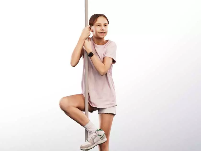 Maggie 14451 -  Girl Playing On Climbing Frame Low-poly 3D model_0