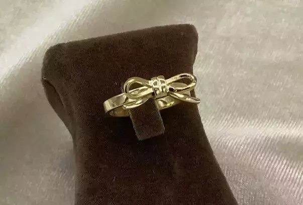 Bow tie ring