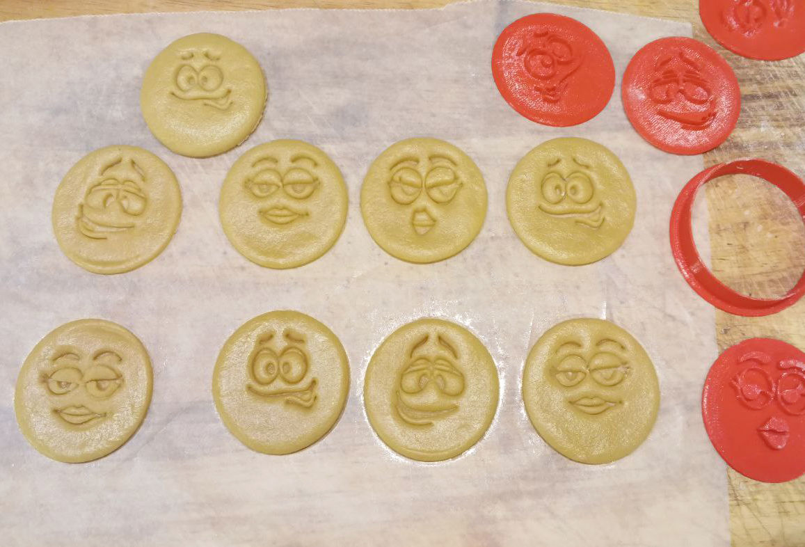 Molde para galletas caritas MMs cortantes 3D print model_3