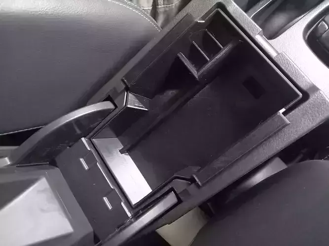 Suzuki Sx4 S-cross elbow rest container