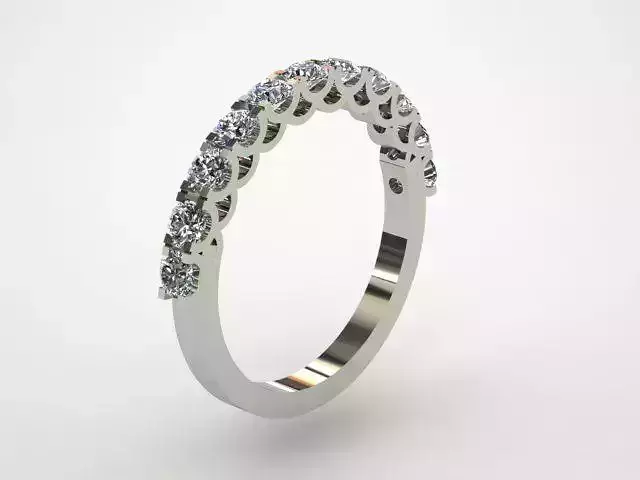 Engagement ring with round diamonds 