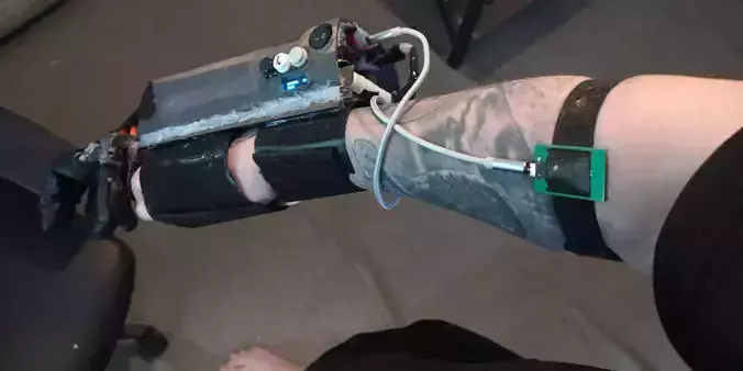 Prosthethic arm with EMG or Audio control Includes code