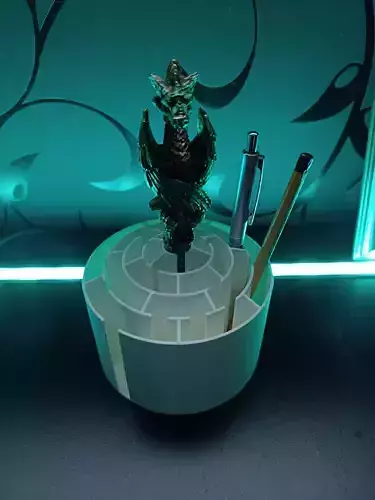 Labyrinth pen holder