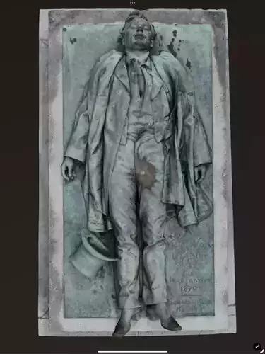 Victor-Noir-statue-tombstone