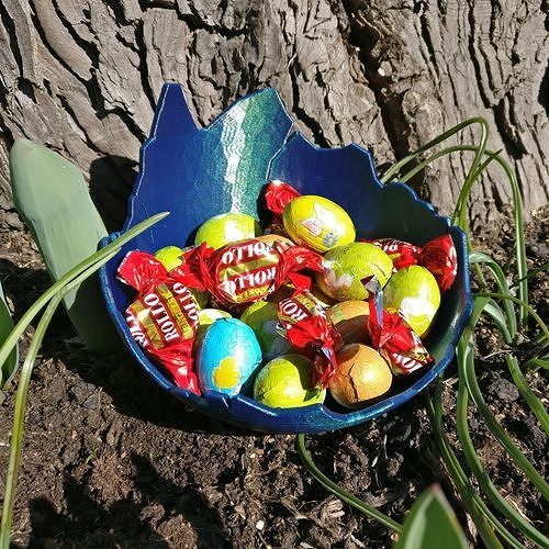 Cracked egg shell for candy or storage Free 3D print model