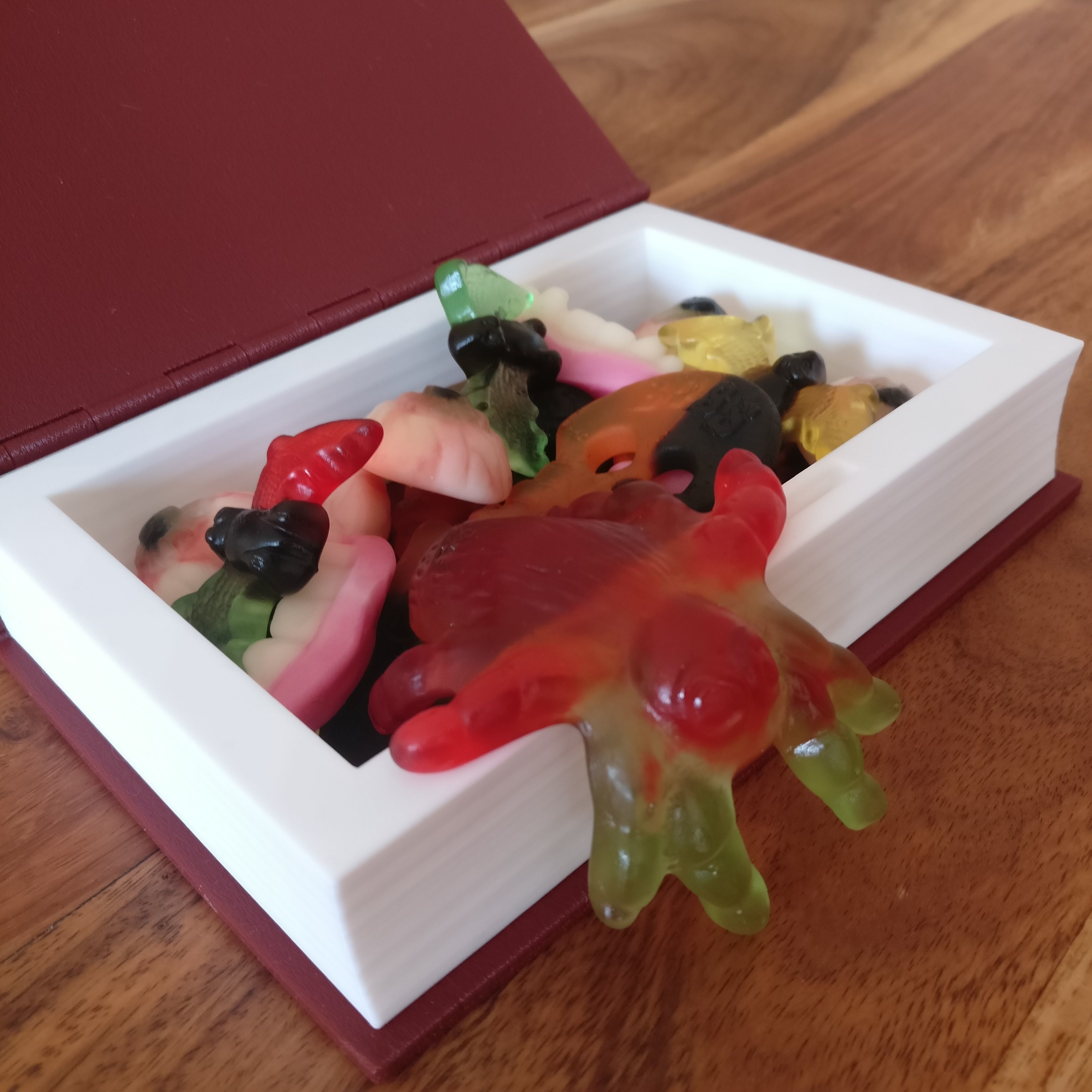 Skull Book for dice or candy - Snap close - no magnets needed Free 3D print model_4