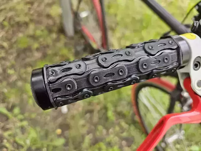 Bicycle handlebar grip chain pattern
