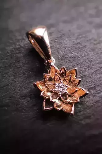 The Lotus pendant with diamond 20mm