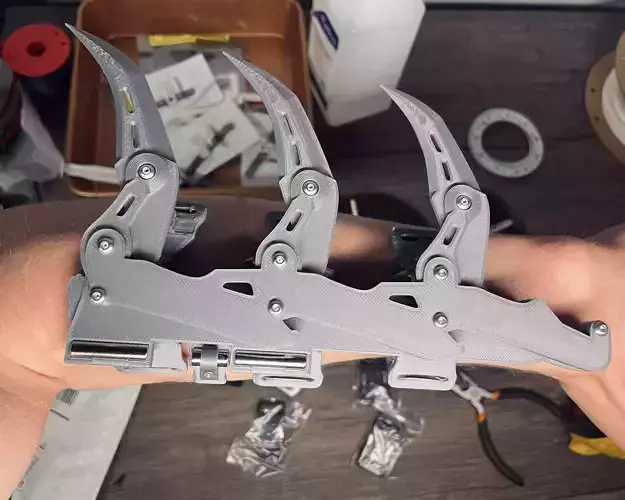 Batman Gauntlet Blades - Retractable Folding Tactical Armor 3D print model