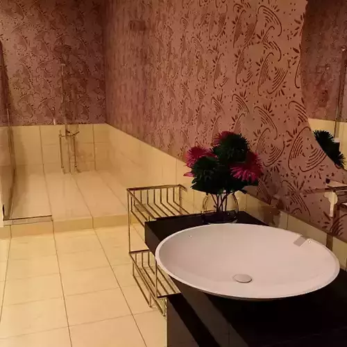 Bathroom Big and Stylish