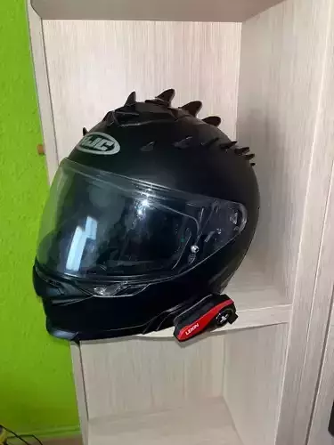 Dragon crest for motorcycle helmet