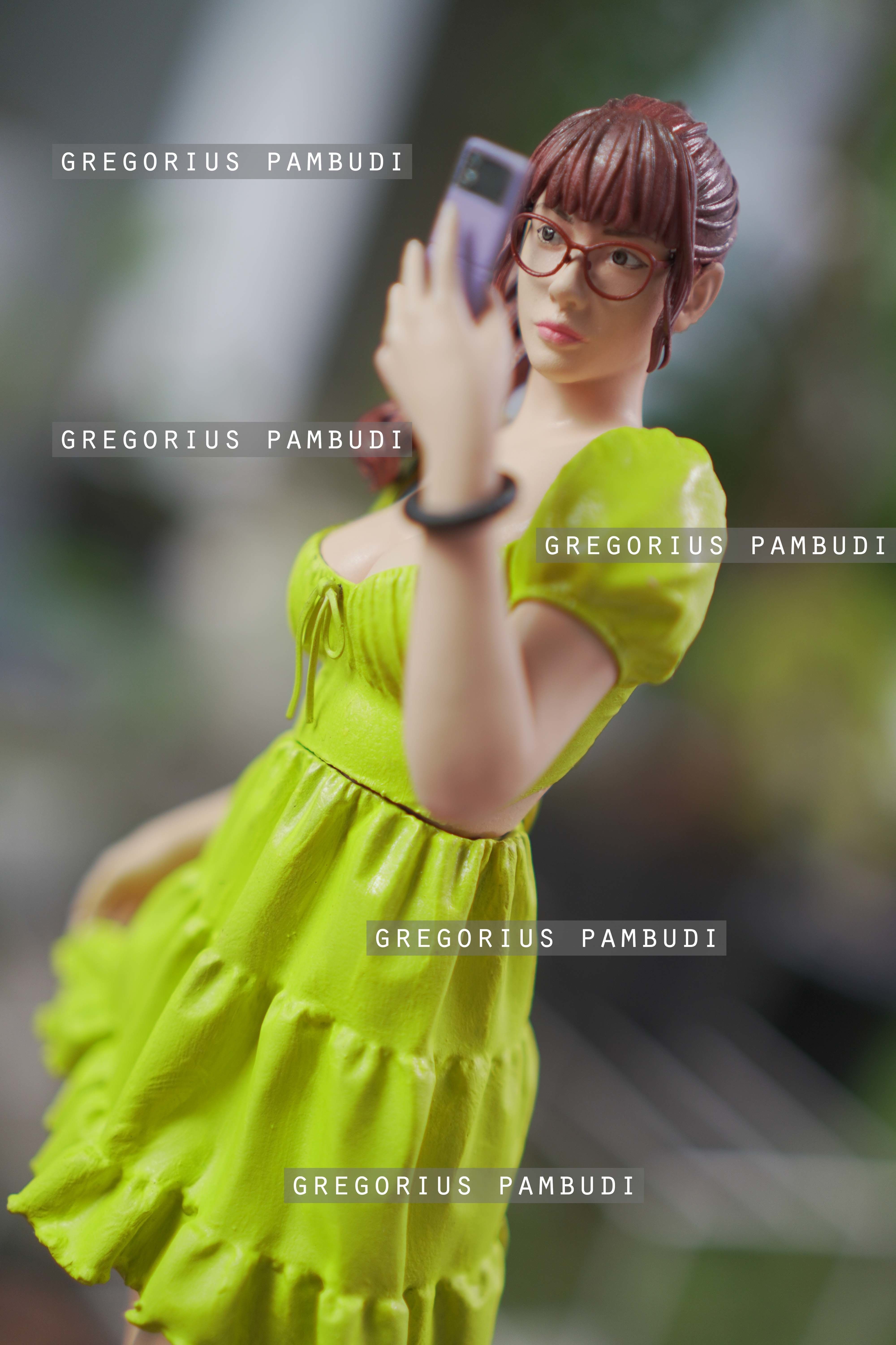 A woman Taking a Mirror Selfie Statue 3d Printable 3D print model_9