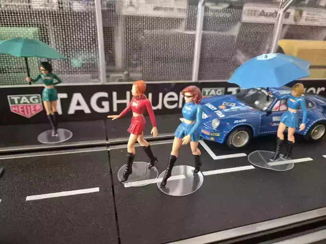 20 Grid girls umbrella girls for race track scale 1 32