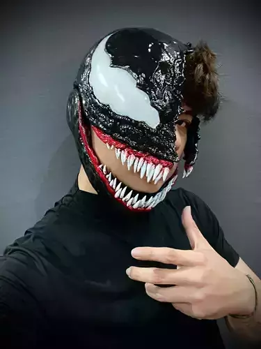 Venom  Damaged Helmet Moveable - Marvel Movie 2024