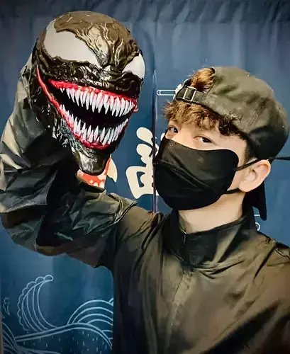 Venom Shadow Clone- Wearable in Hand - Marvel Comics 3D print model