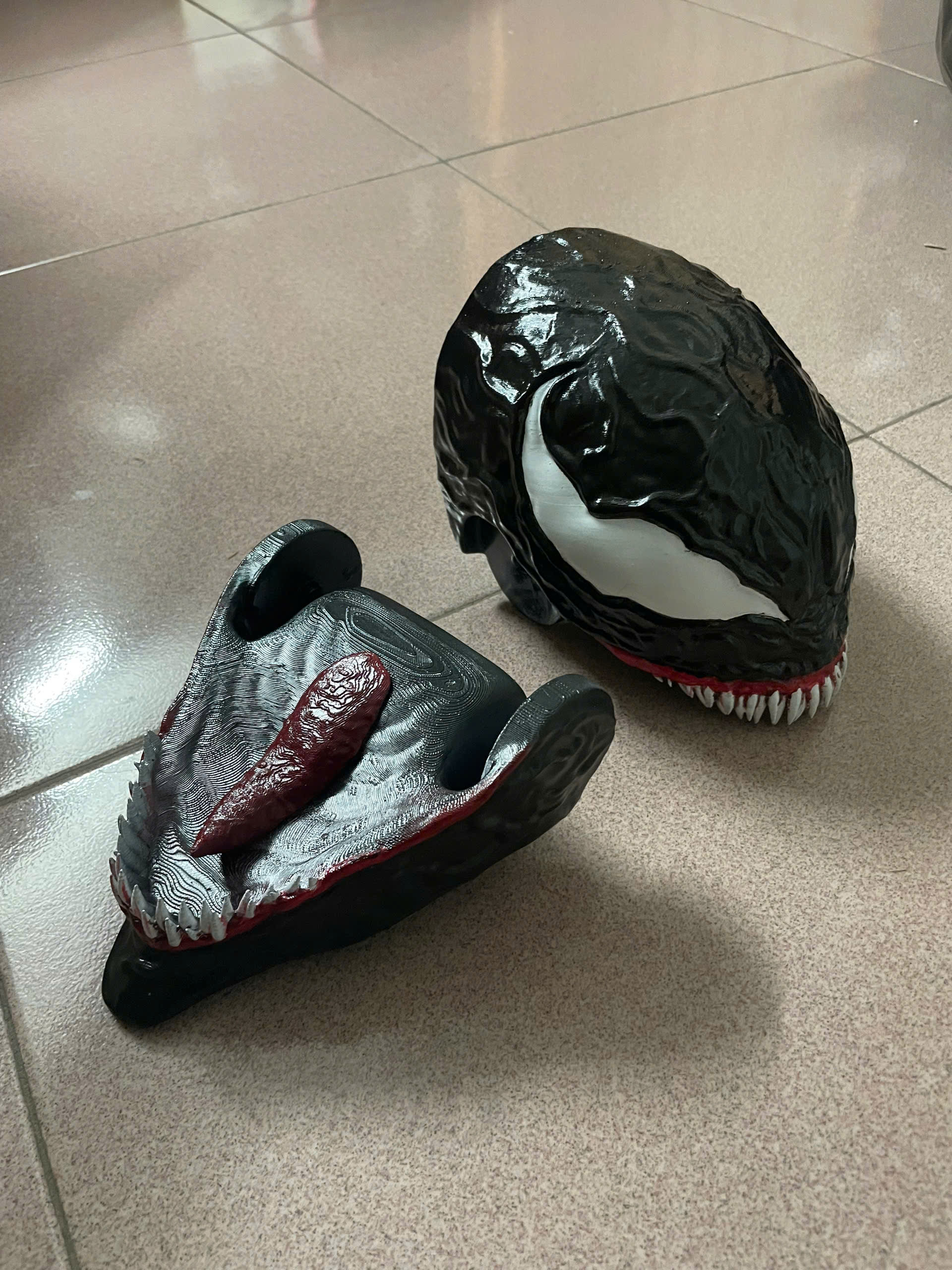 Venom Shadow Clone- Wearable in Hand - Marvel Comics 3D print model_7