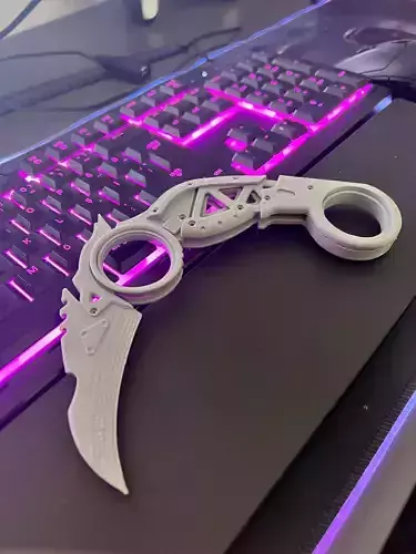 Raptors Claw Heirloom from Apex Legends