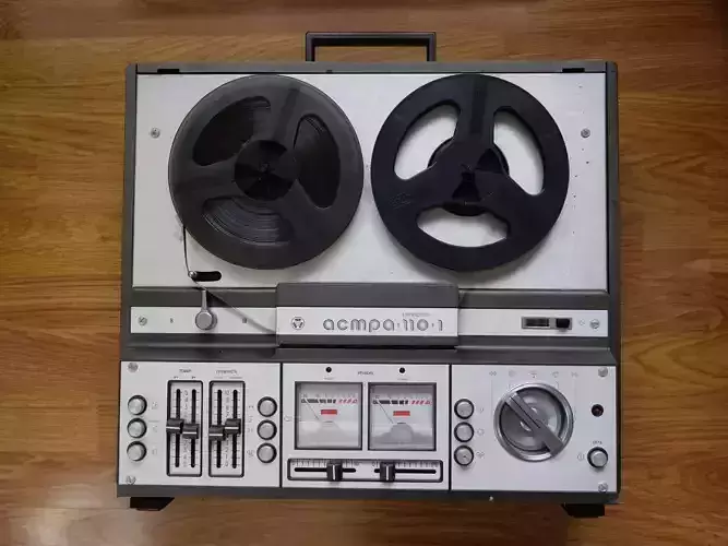 200 Photo Reference  80s Tape Recorder on Reels  Tape Covers