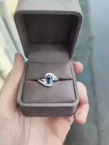 women ring whit shapir