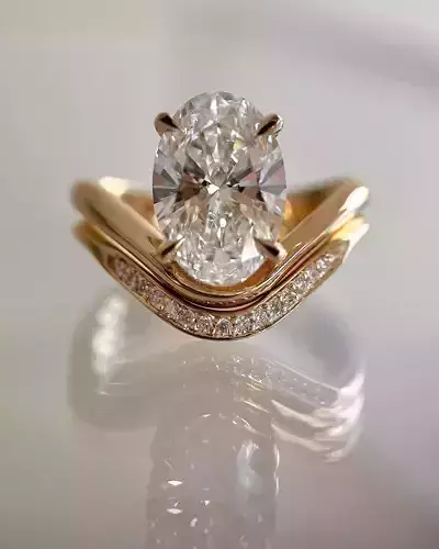 Oval diamond ring