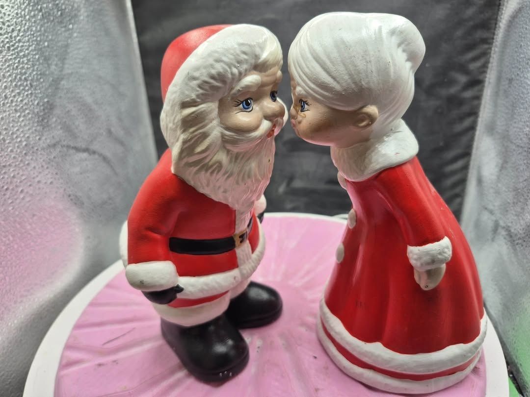 mr and mrs clause kissing 3D print model_3