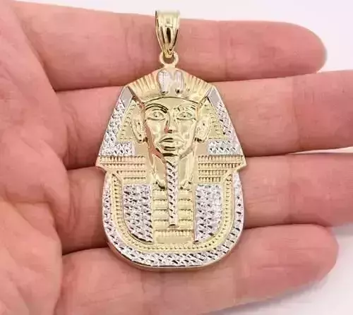 This captivating locket is inspired by the grandeur