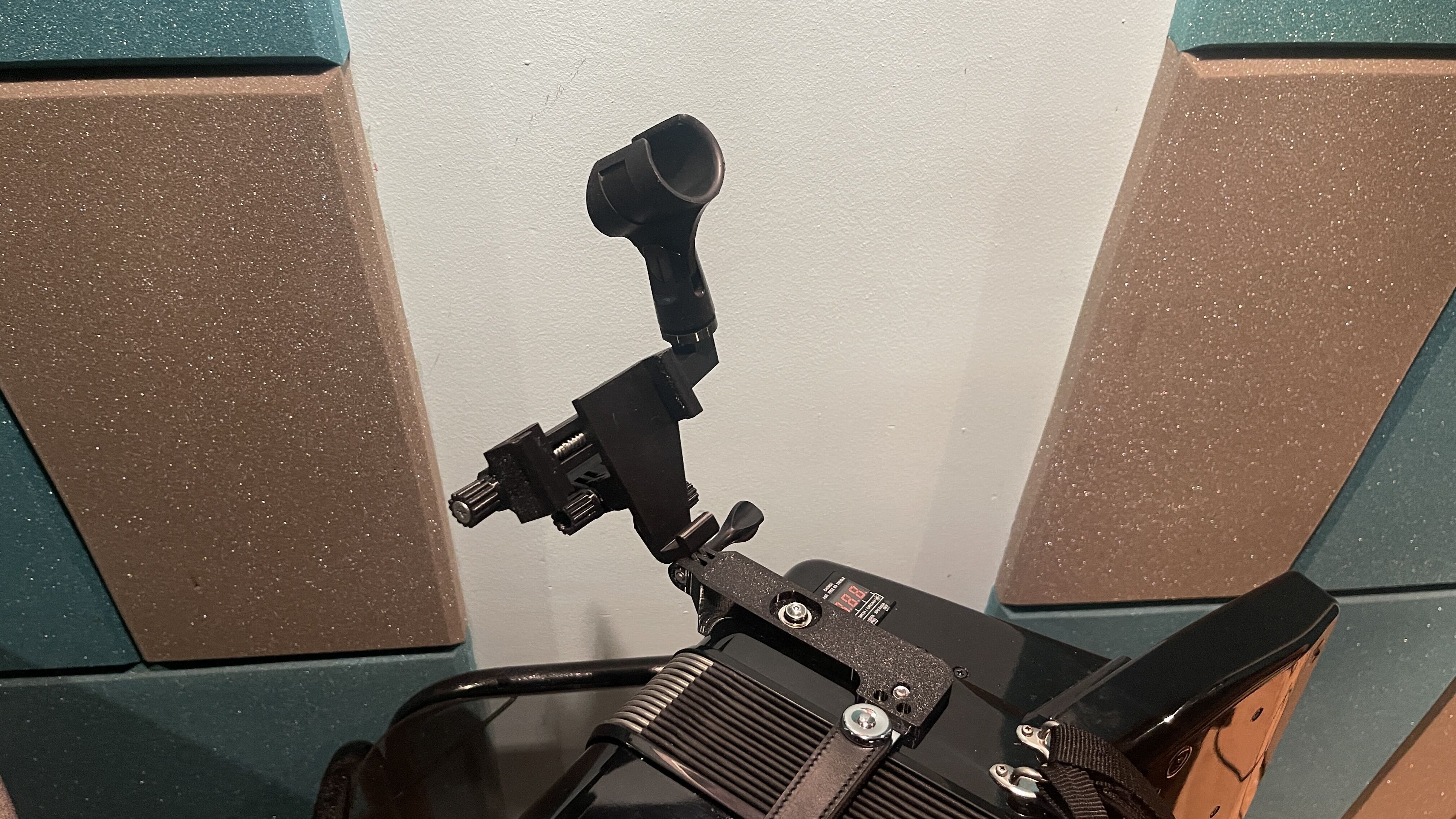 ROLAND FR-1 accordion microphone holder 3D print model_2