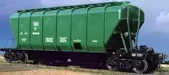 Covered hopper wagon for mineral fertilizers and raw materials
